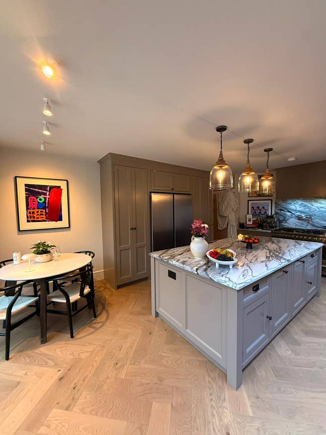 Gorgeous double bedroom with seperate private snug Main Photo