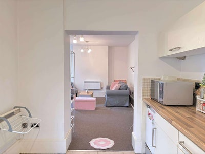 Large single room with private bathroom Main Photo