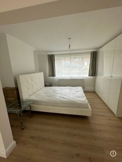 A large studio flat with shared kitchen  Main Photo