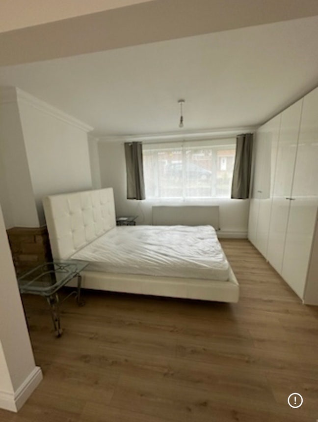 A large studio flat with shared kitchen  Main Photo