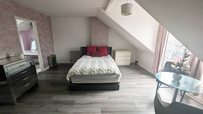 Beautiful room next to Peckham  park  Main Photo