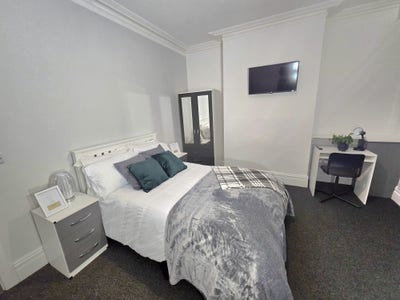 Double Room Available in Wolverhampton WV11  Main Photo