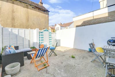 Whole 1 Bed Flat W/ Large Private Garden  Main Photo