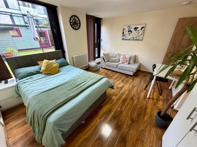 Large double room with private garden Main Photo