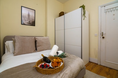 Lovely Small Double Room &pound;1100 Bills Wifi Cleaner Main Photo