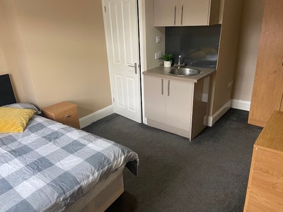 Double room, en suite shower room & kitchenette Main Photo