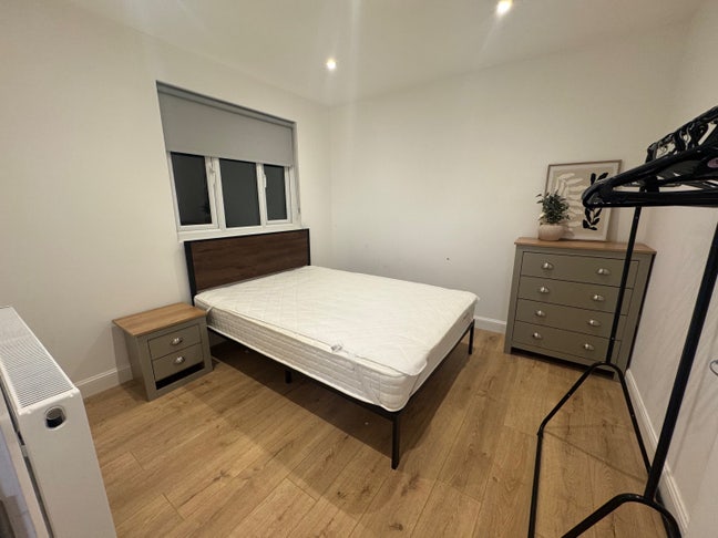 Modern Double Room, Peaceful -&pound;0 Deposit! Main Photo