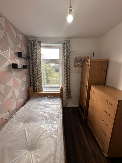 Single room at Mile End station Bills included  Main Photo