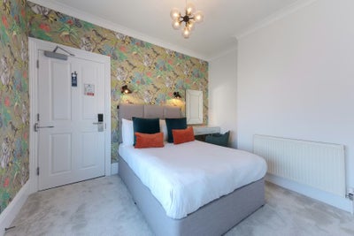 Double Room To Let in Cm19 Main Photo