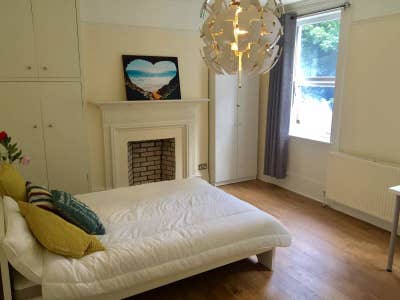 BROMLEY- Room with own shower Main Photo