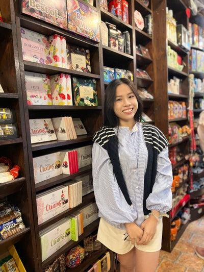 I am a professional female aged 26. I am look... Main Photo