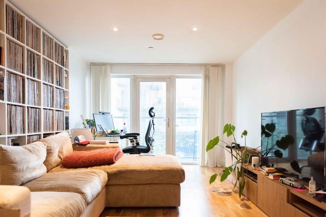 1 Double room available in 2B2B on riverside Main Photo