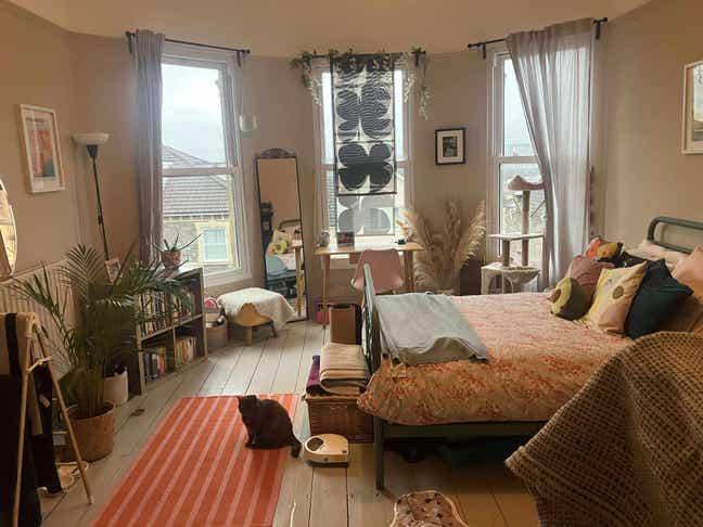 Very large room/studio to rent in 3 bed flat Main Photo