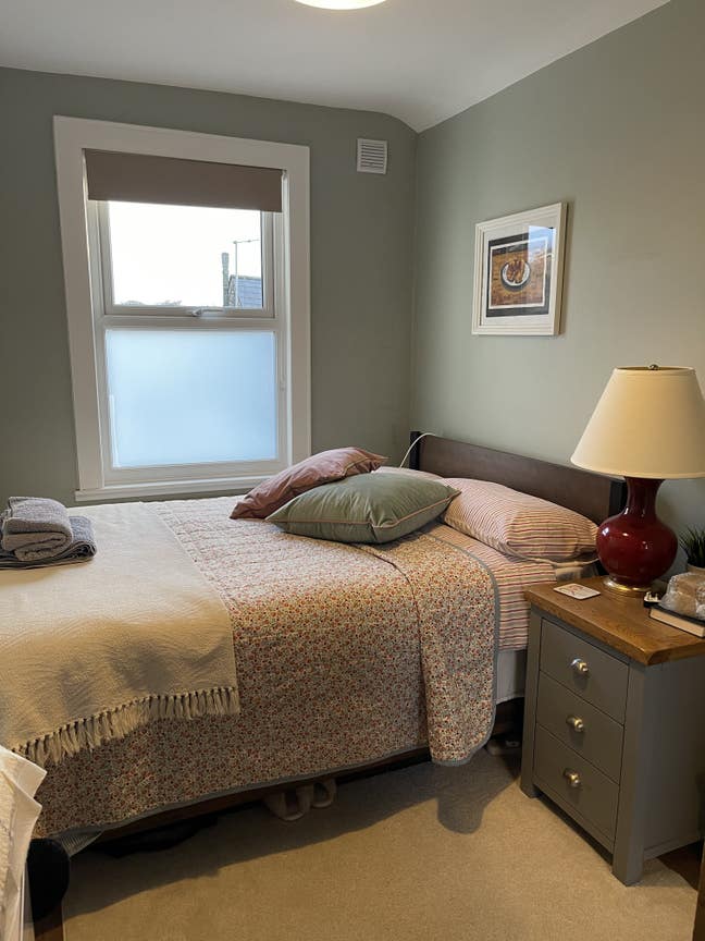 Comfortable clean room  use of bath/shower room Main Photo