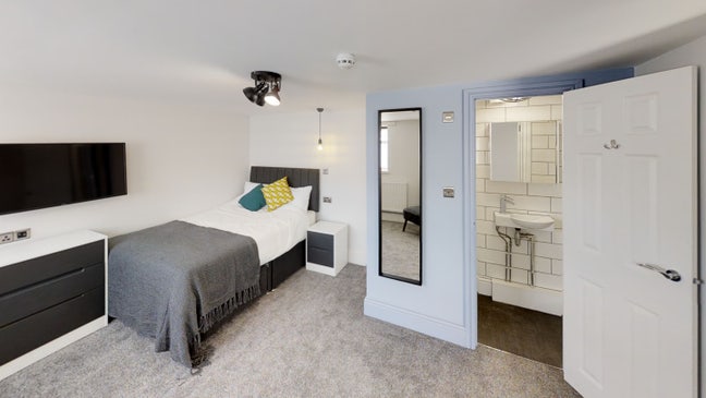 Industrial-Style Ensuite with Travel Links Main Photo