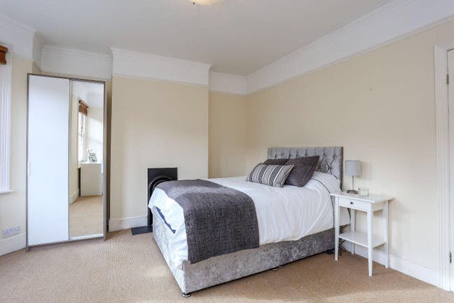 Spacious Double Bedroom Near Northfields Station  Main Photo