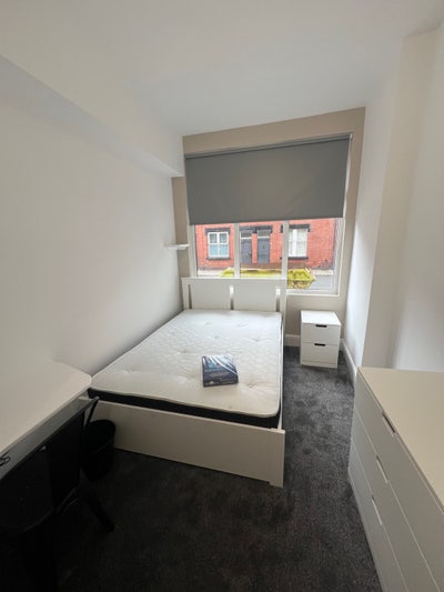 Spacious En-suite Room, Woodhouse (Hartley grove) Main Photo