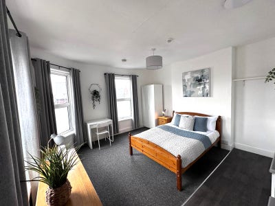 Spacious Top Floor Room – Close to Reading Centre Main Photo