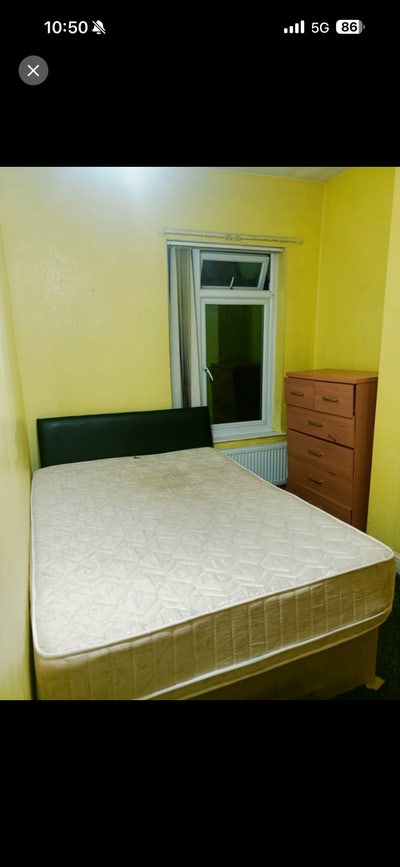 1 double bed room available  Main Photo