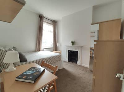 Spacious double room - 10 min walk Surrey Quays Main Photo