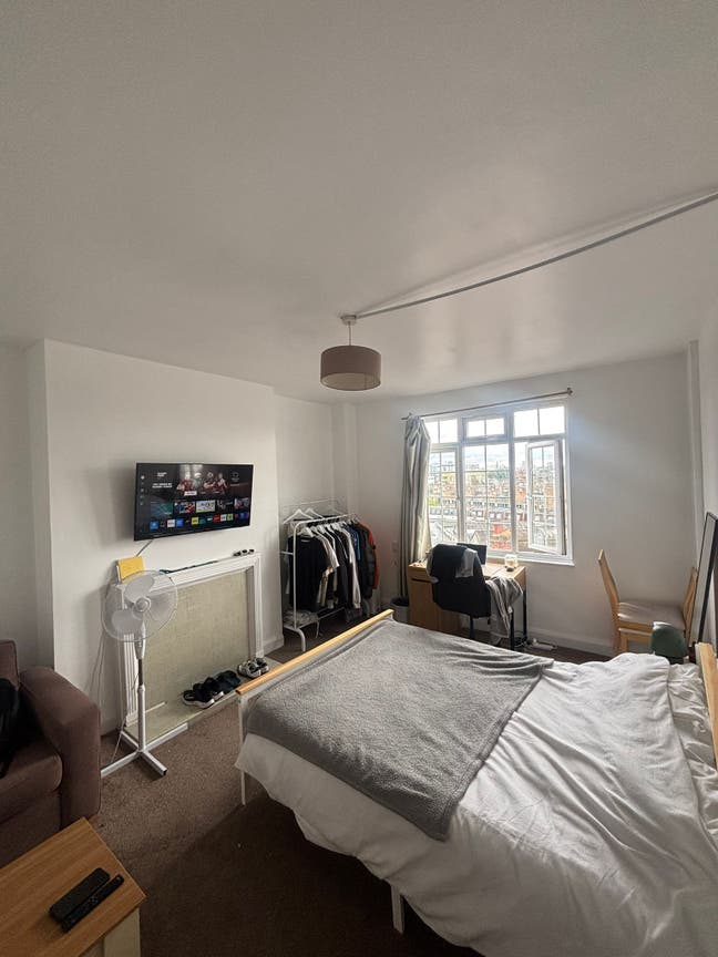1 x double bedroom in West Kensington Main Photo