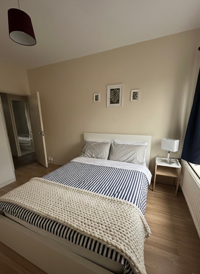 Stunning Room! Just Refurbed! 5 Mins from Stat!! Main Photo