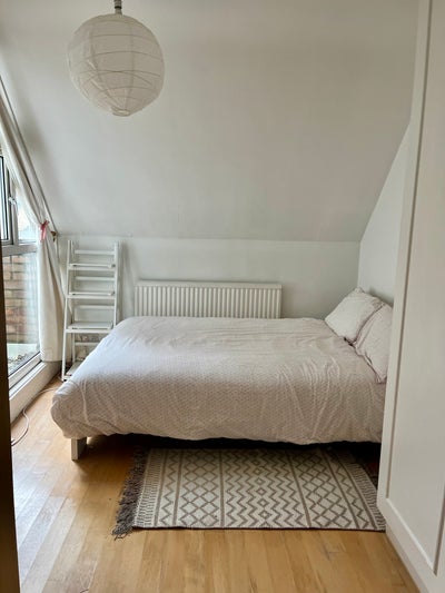 Good sized, bright double room w lots of storage Main Photo