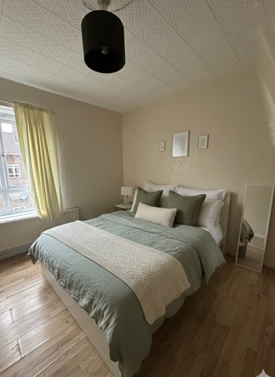 Huge Double Room! Refurbed & 5 Mins from Stat!  Main Photo