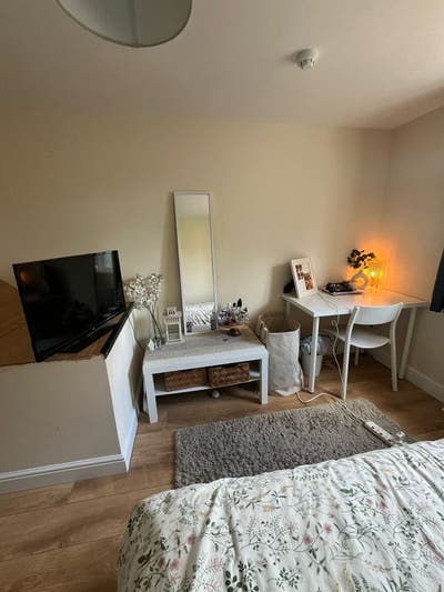 Large Double Fully Furnished room in Clean House Main Photo