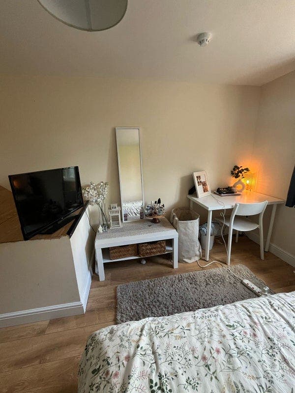 Large Double Fully Furnished room in Clean House Main Photo