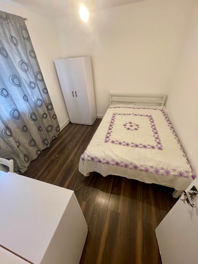 Cheap 3 Double Rooms Available In A Same Flat Main Photo