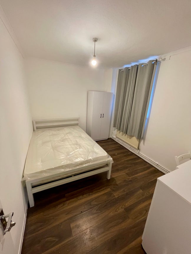 Brand New Double Room Mins Walk From Station  Main Photo