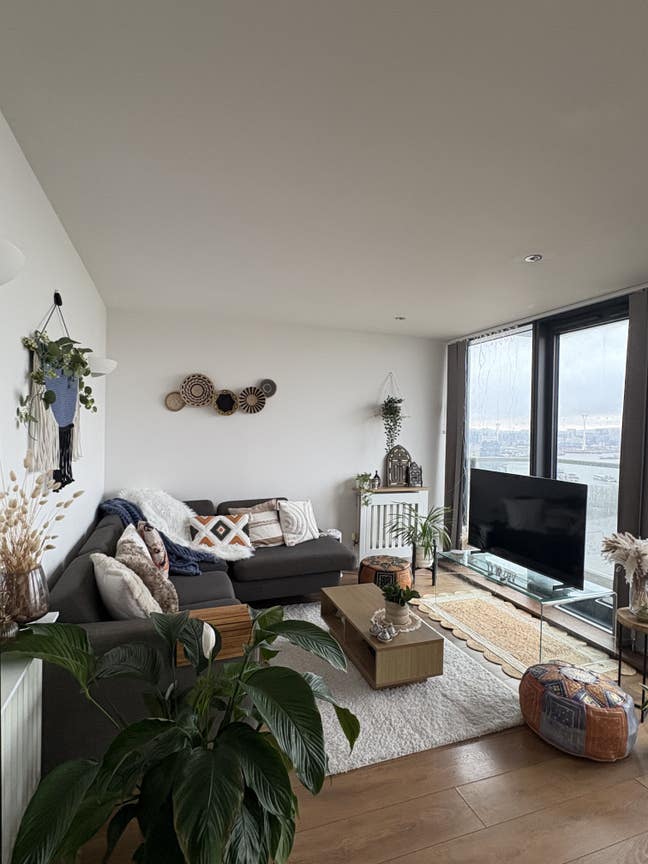 En-suite double bedroom - near DLR & amazing views Main Photo