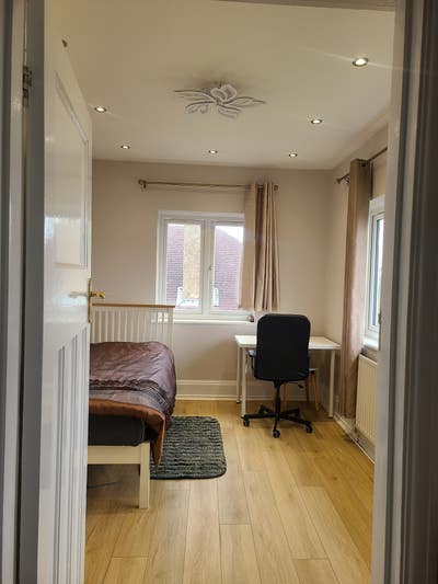 Double room with ensuite/twin share bathroom  Main Photo