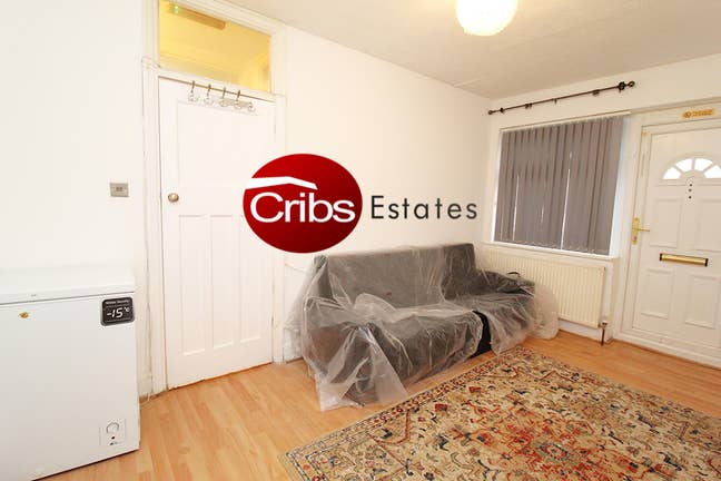 2 Bedroom Flat To Rent In KT19 Main Photo