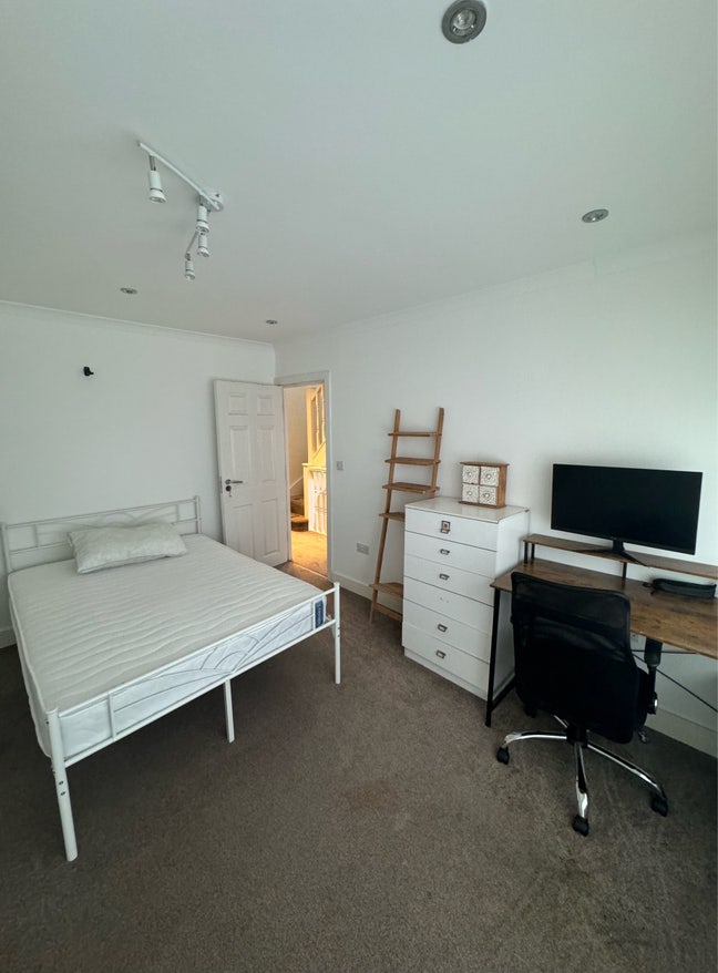 Large Double Room + Private Bathroom | Bills Incl. Main Photo