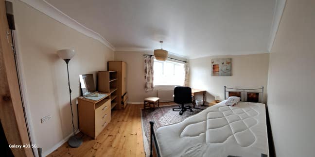 Lovely light spacious room avail now free parking Main Photo