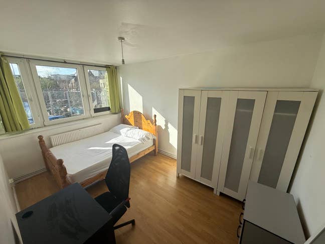 Lovely Spacious 3 Bedrooms Located in E14 Main Photo