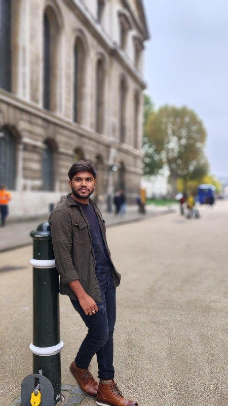 I am a professional male aged 25. I am lookin... Main Photo