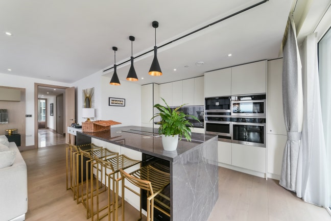 Stunning 3 bed - city views - St Katherines Dock Main Photo