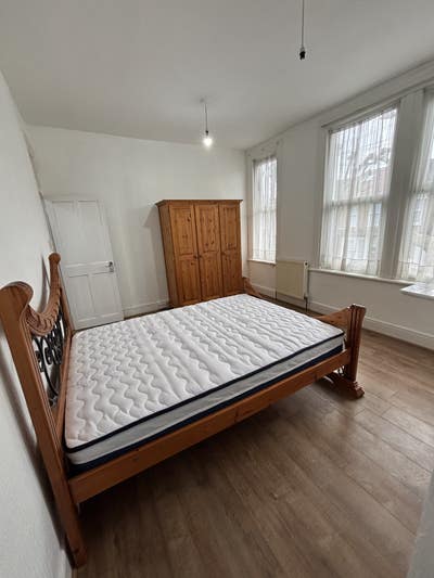 Double room in family home Uptown Park station  Main Photo