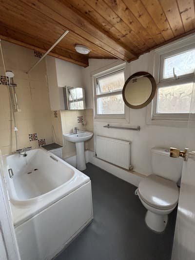 Double room in family home Uptown Park station  Main Photo