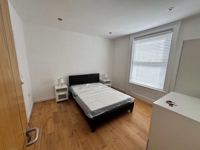 Licensed HMO in new cross (High Standard Rooms)  Main Photo
