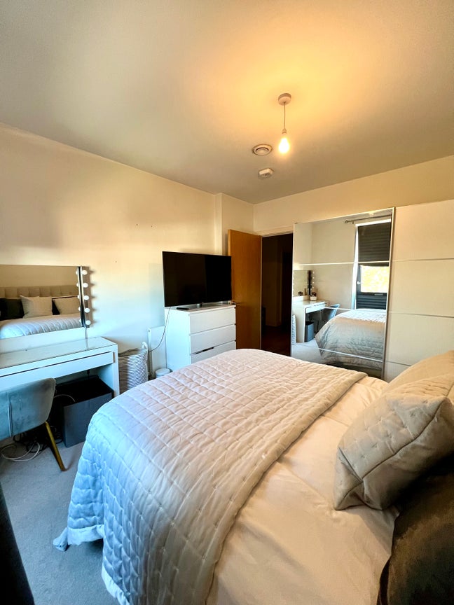 Double Room w/Private Bathroom Main Photo