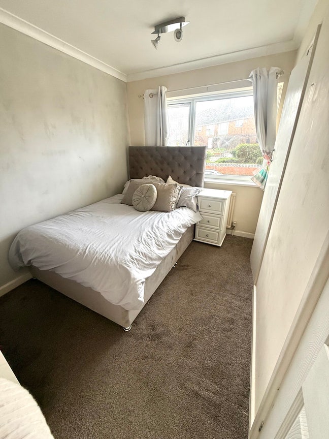 Double room to rent in family home  Main Photo