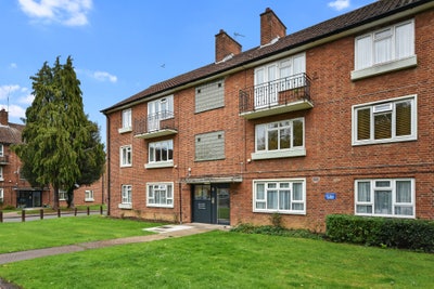 2-Bed Flat + Parking Available - Pinner, HA5 Main Photo