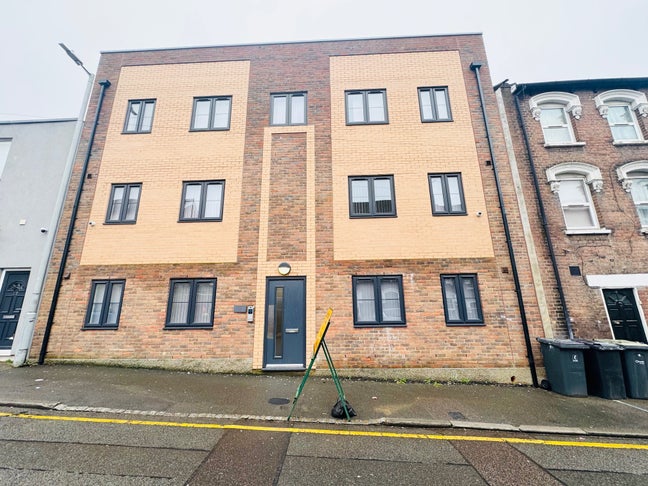 New 1 Bedroom Flat in Luton Town Centre Main Photo