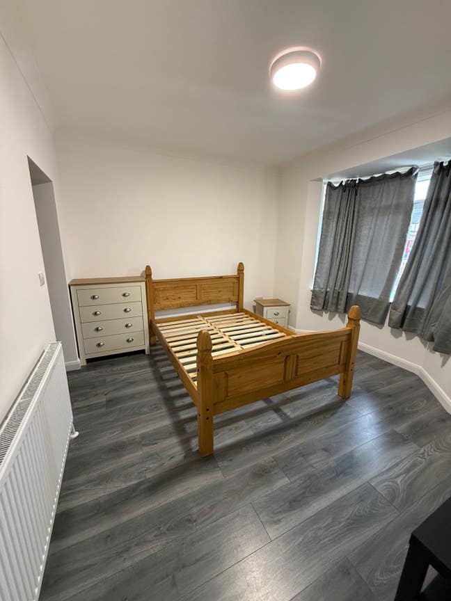 Beautiful Ensuite Double Room for Rent in Hounslow Main Photo