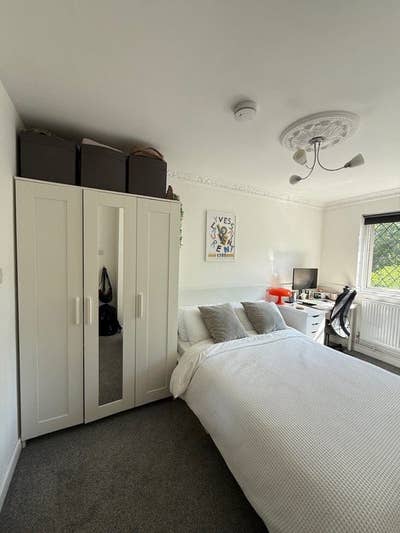 Bright double room with en-suite Main Photo