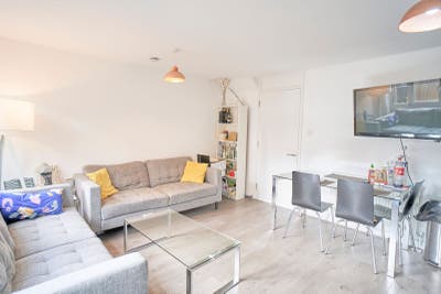 Bright Double + Garden | Near Bow Road Main Photo